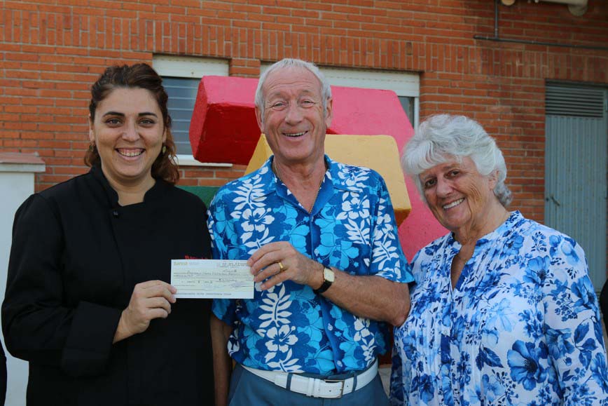 WBro Bill and Chris presenting the cheque to Sra Mayor Juan.