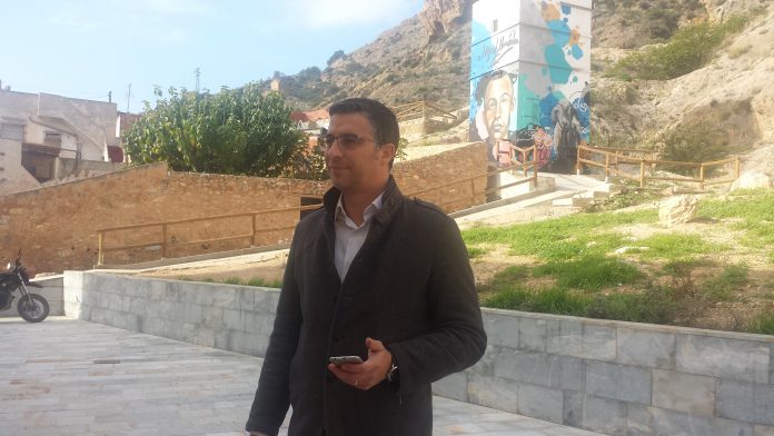 Antonio Zapata L'ancien conseiller municipal, maire de courte durée et poids lourd politique de longue date Antonio Zapata est de retour sous les projecteurs, en lice pour la direction du PSOE à Orihuela.