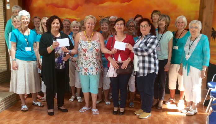 Uitreiking van een liefdadigheidscheque