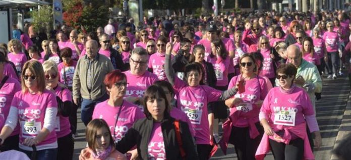 Elche streets flooded by over 10,000 pink shirts