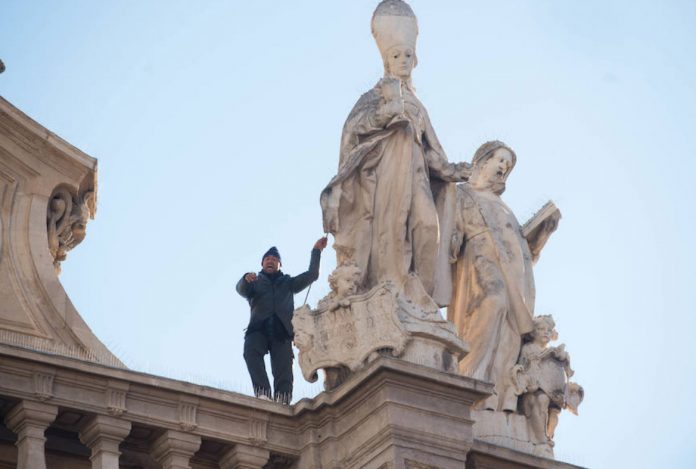 Romanian threatens to jump off Murcia Cathedral