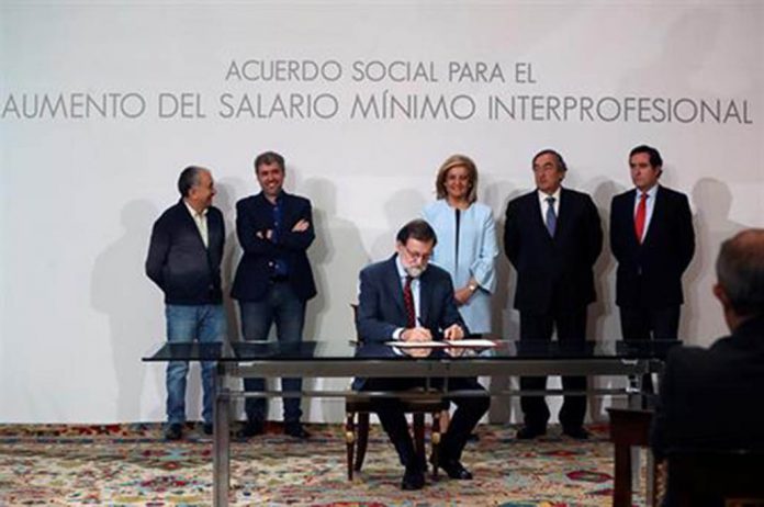 Rajoy signs agreement to raise national minimum wage