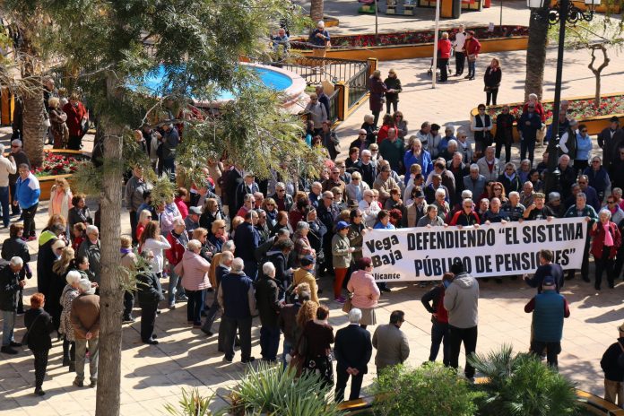 Torrevieja mayor joins in protest for "decent" public pensions