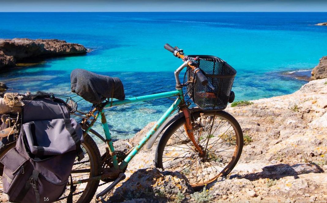 Faire du vélo sur le front de mer