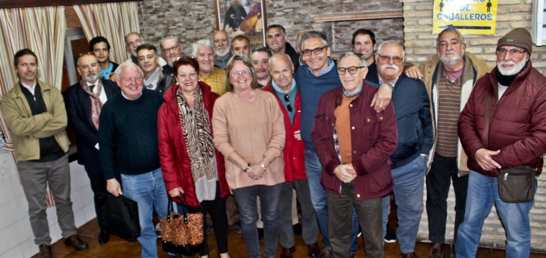 Members of the Federation "Extrarradio de Chiclana" with representatives of AUAN.