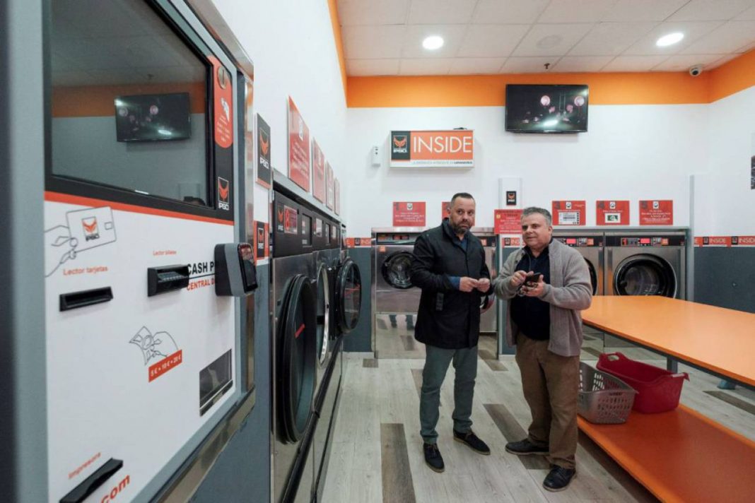 The councilor of Social Cohesion of Las Palmas de Gran Canaria, Jacinto Ortega (i), together with Francisco Navarro, responsible for the laundry