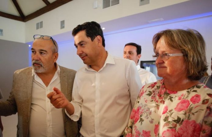 Gerardo Vazquez y Maura Hillen de AUAN con Juanma Moreno (Olula del Rio 2018)