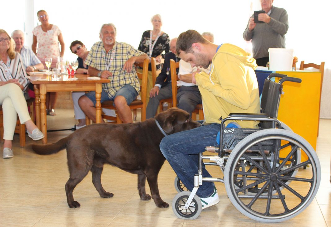 Aiutare Danny a spogliarsi Aiutare Danny a spogliarsi