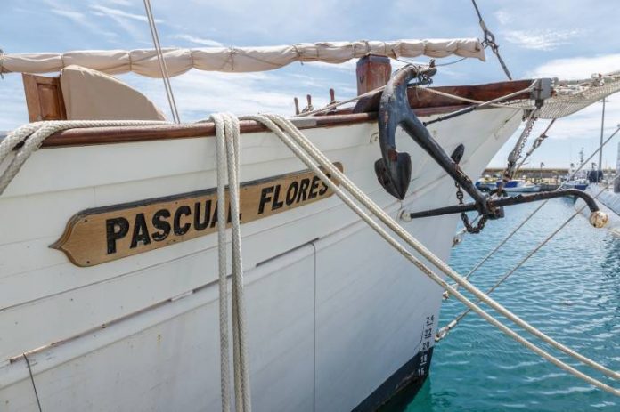 All three masts have now been removed from the Pascual Flores.