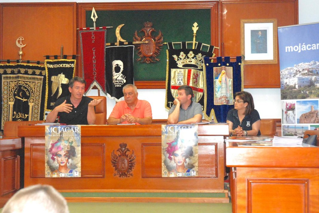PRESENTAZIONE UFFICIALE MOROS Y CRISTIANOS I Mori e Cristiani di Mojácar presentano la loro brochure e il programma del 2019