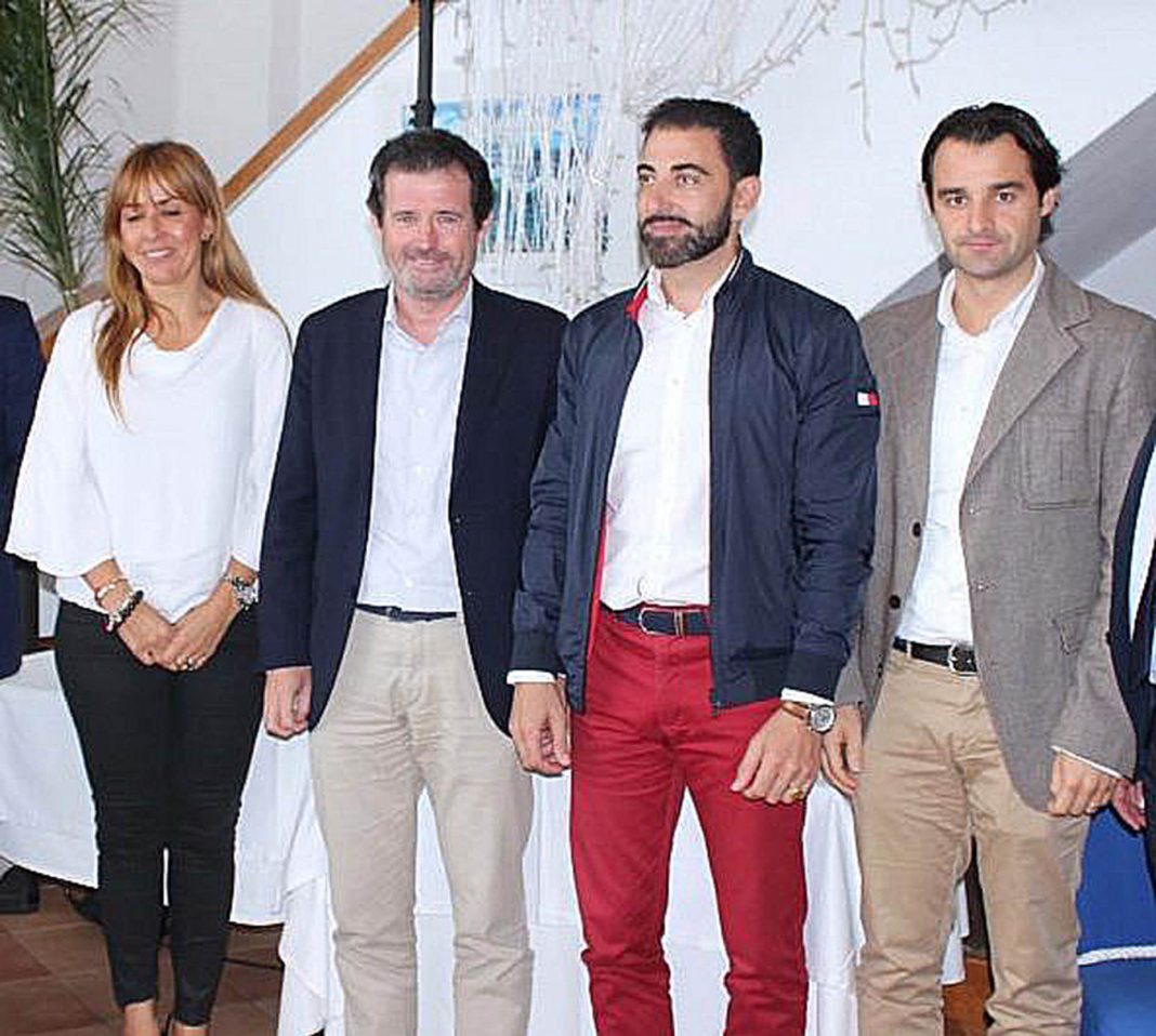 Ciscar Ciscar, 2nd left, with Sofia Alvares, Damaso Aparicio and His successor, Eduardo Dolon