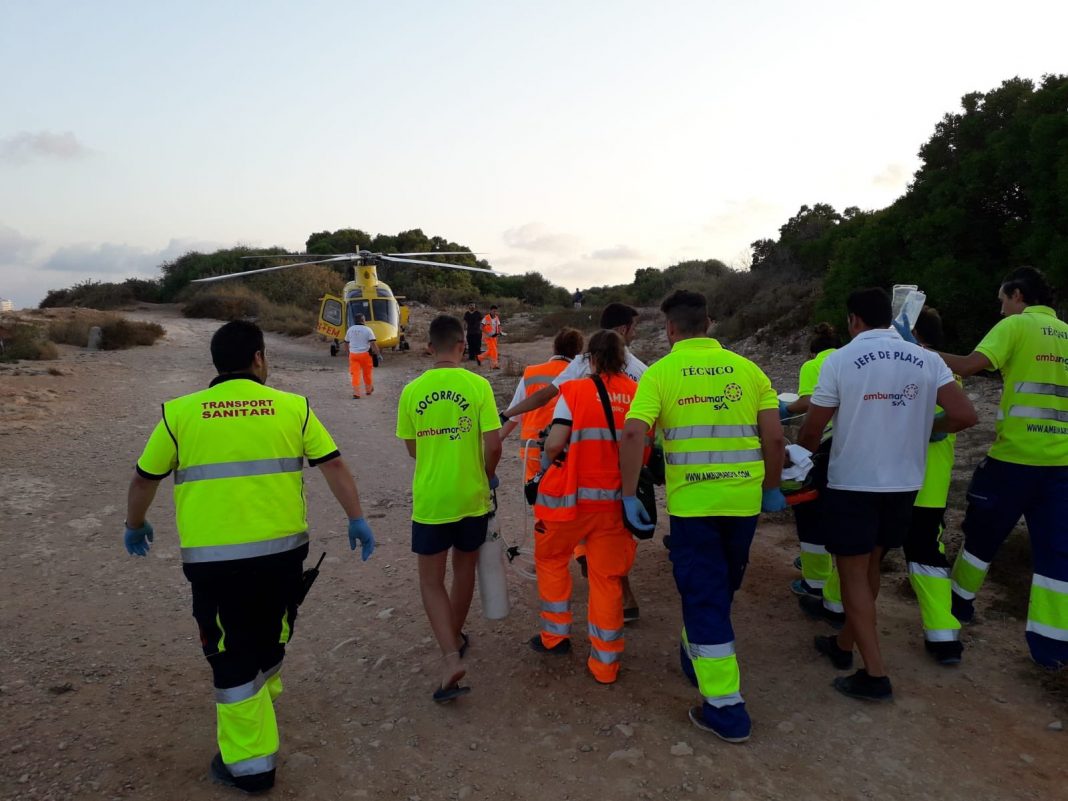 Ambumar Sya Paramedics and lifeguards move Dolman to the helicopter - Image Ambumar Sya