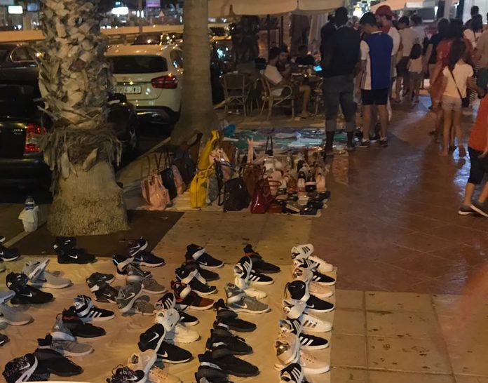 Constant flood of manteros overwhelms Orihuela Costa
