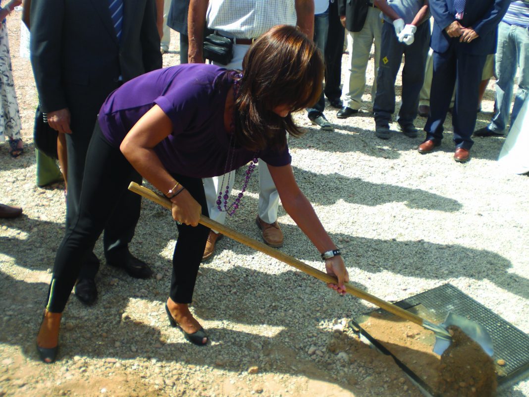 Akuttsenteret Lorente Tidligere ordfører Monica Lorente dekker tidskapselen på stedet til La Zenia Emergency Centre i 2010