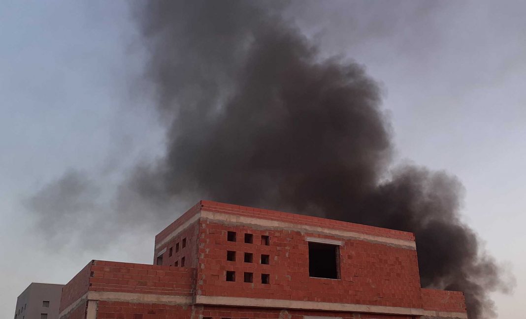 20190802_071936 Billowing smoke fills the air after a fire broke out on La Herrada, Los Montesinos at 7am on Friday.