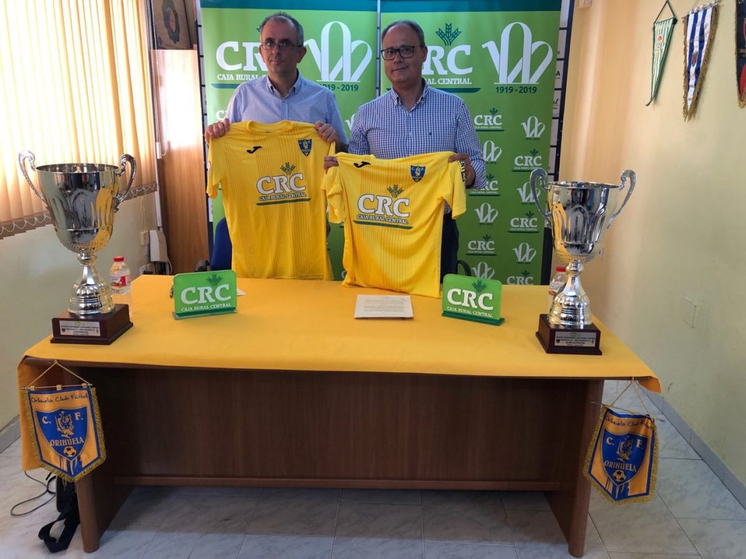 EBNQ3ylWwAAqUeE Presidenten, Antonio Felices, og daglig leder for Caja Rural Central, José Víctor Guillén