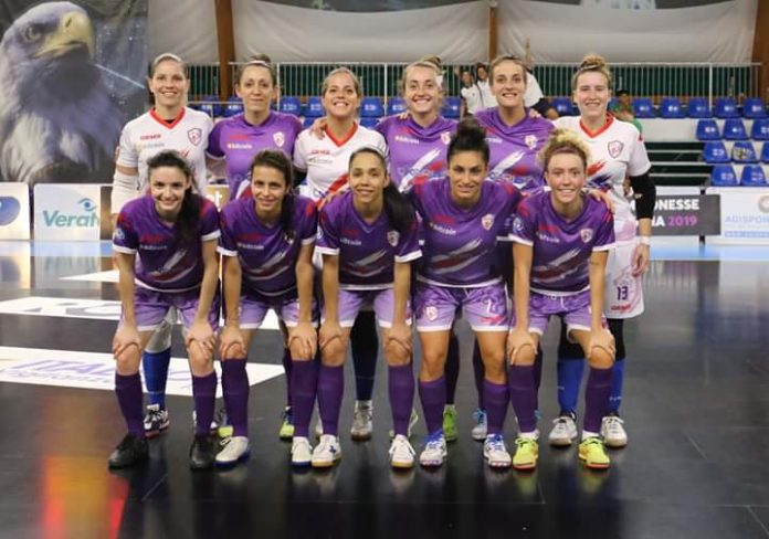 Marta Penalver (front, second from right) ahead of Futsal Florentia's Cup win. Photo courtesy: Francesca Pomposi.