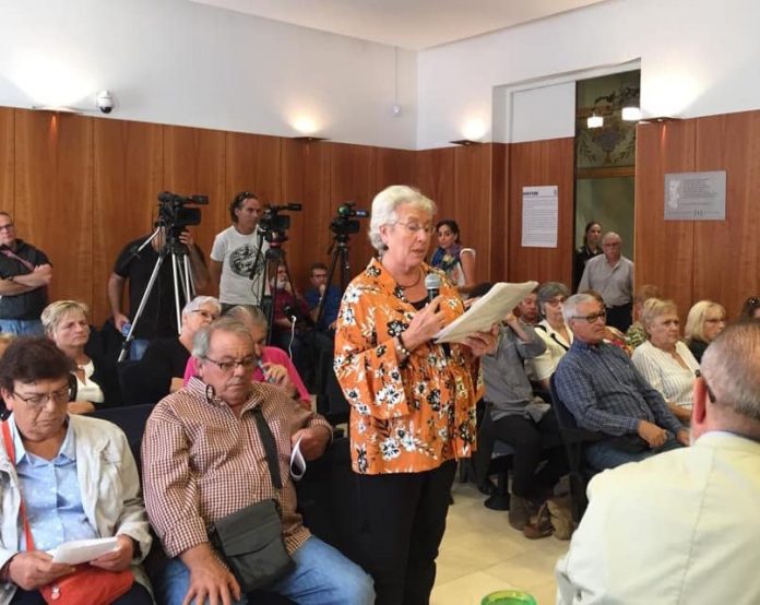 Spokesperson Josefa Herguezabal presented the question stating that there has been no movement on the reopening since the centre was closed by the previous PP council at the end of last March.