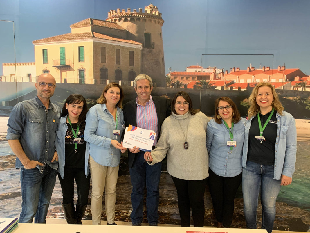 The mayor of Pilar de la Horadada, José María Perez, is shown in the photograph congratulating staff from the tourism office