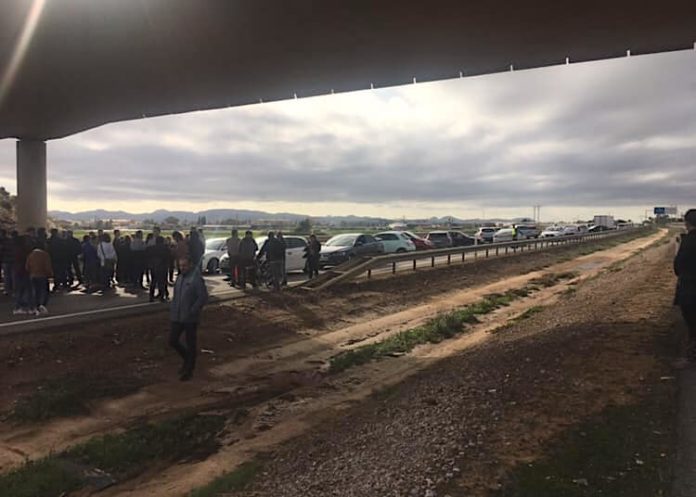 Los Alcázares demonstrators close down the AP-7