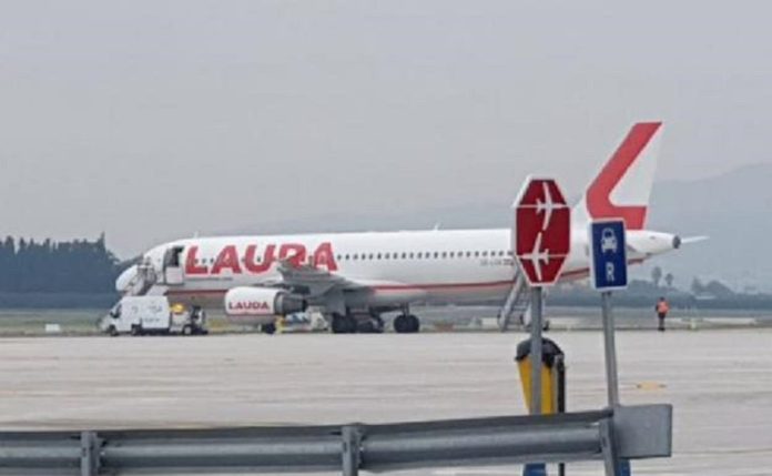 Lauda Air passenger aircraft makes emergency landing in Malaga following engine failure