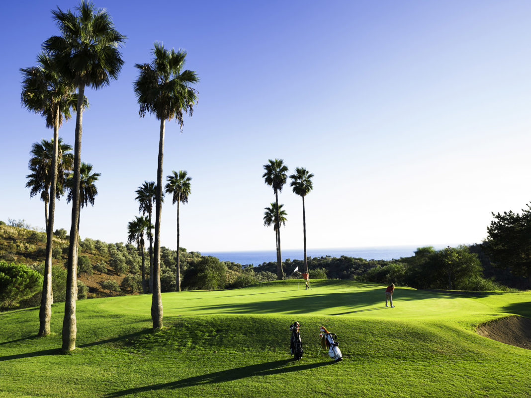 Vistas al mar desde uno de los campos de golf de Añoreta Golf en el municipio de Rincón de la Victoria