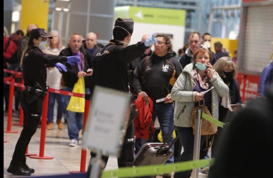 The tension has forced the National Police to reinforce its presence at the airport to maintain order and to organise queues.