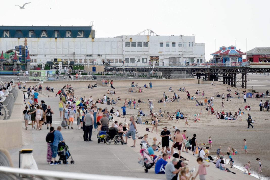 OH, I DO LIKE TO BE BY THE SEASIDE!