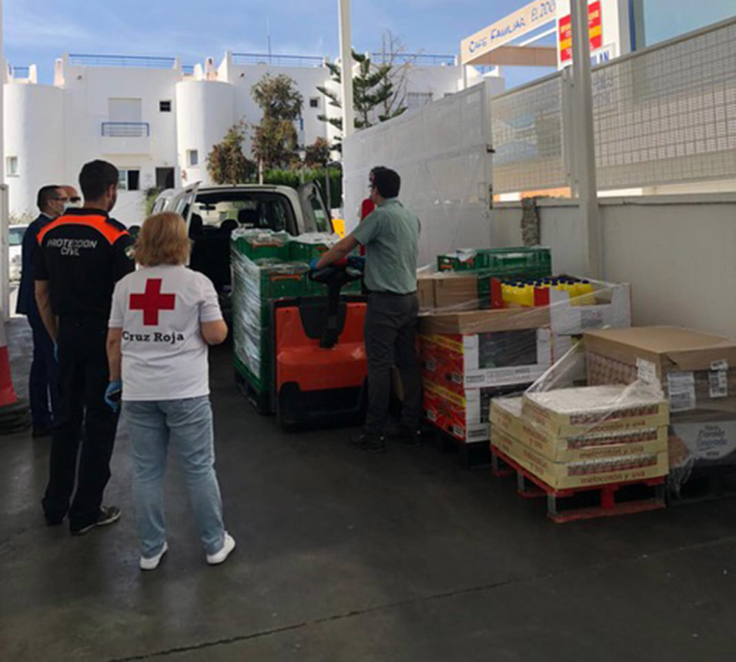 MOJÁCAR’S MERCADONA DONATE TO RED CROSS