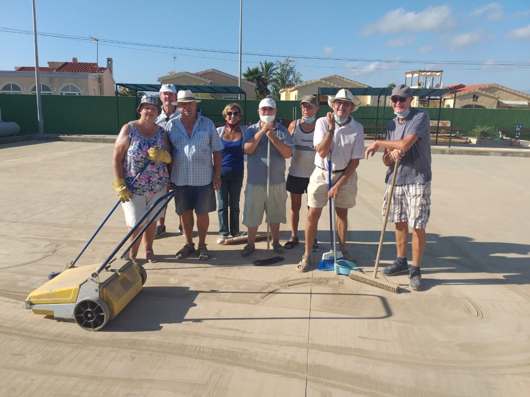 La Marina members preparing the green