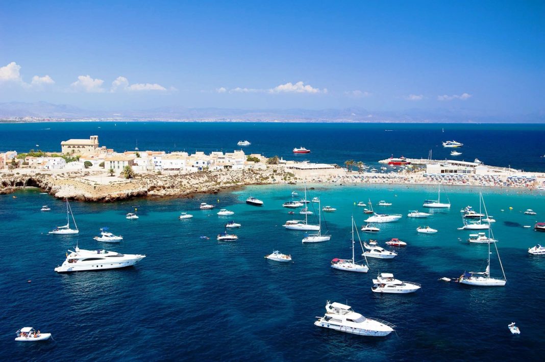 Hospital casualty after diving into sea on Tabarca Island