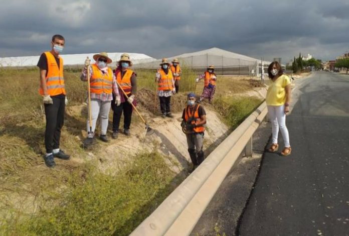 Pilar de la Horadada Councillor for Employment, Susi Sanchez Martinez inspects work.