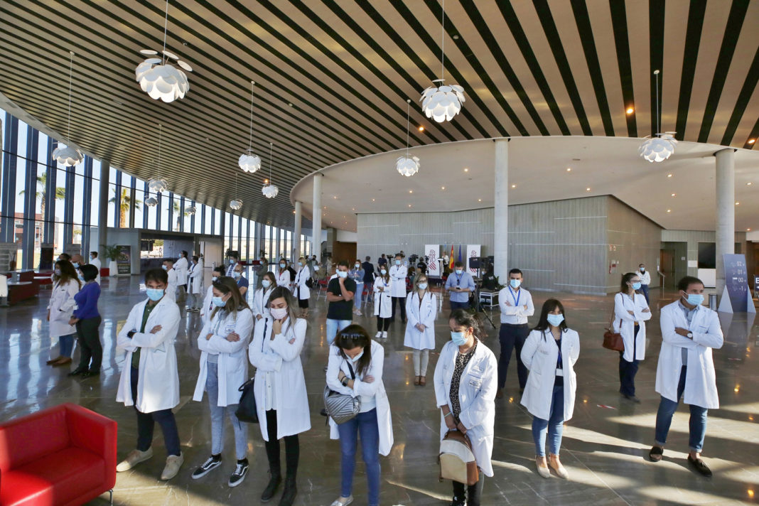 Medical staff turming their backs on the Minister of Health in protest