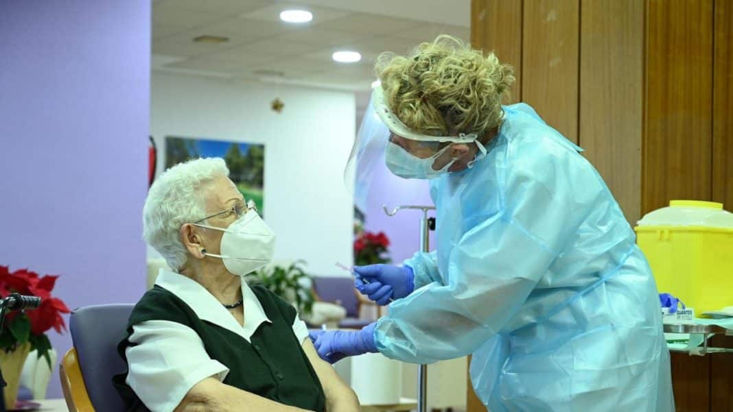 First Person vaccinated with Pfizer vaccine in Spain