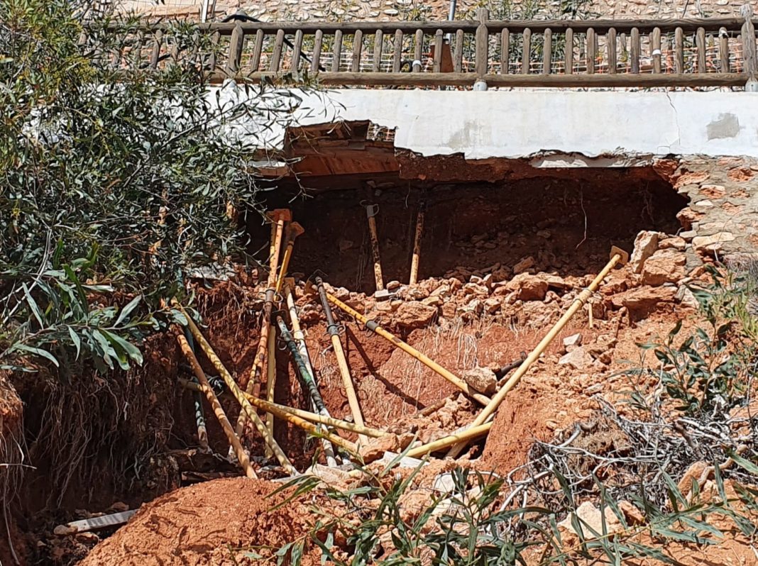 Sinkhole continues to endanger pedestrians on Orihuela Costa walkway