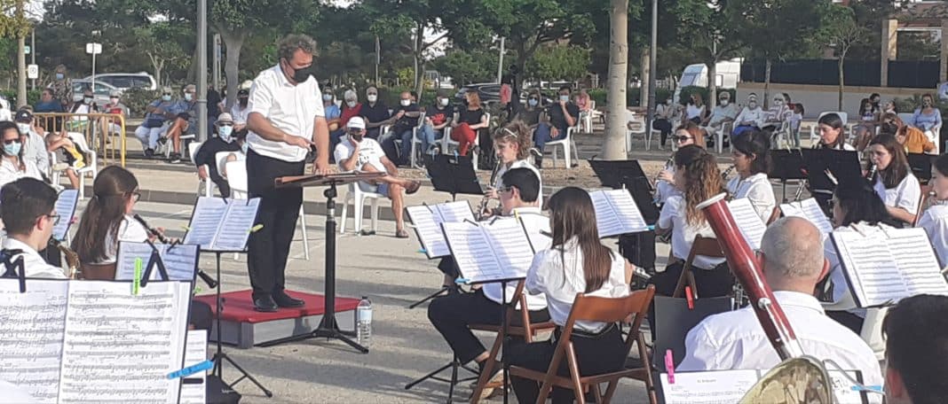 Conductor José Vicente Pérez and the Los Montesinos School of Music band