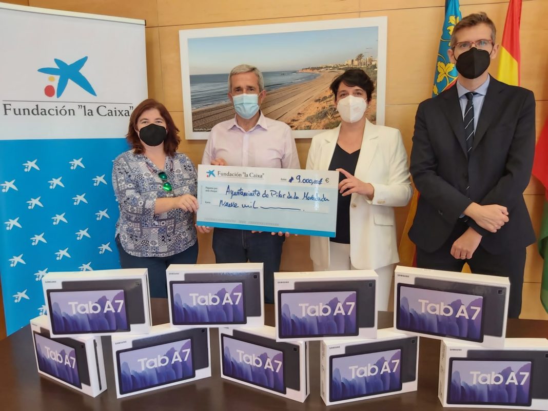 La Caixa donates 32 tablets to the Pilar de la Horadada council for use by Senior Citizens