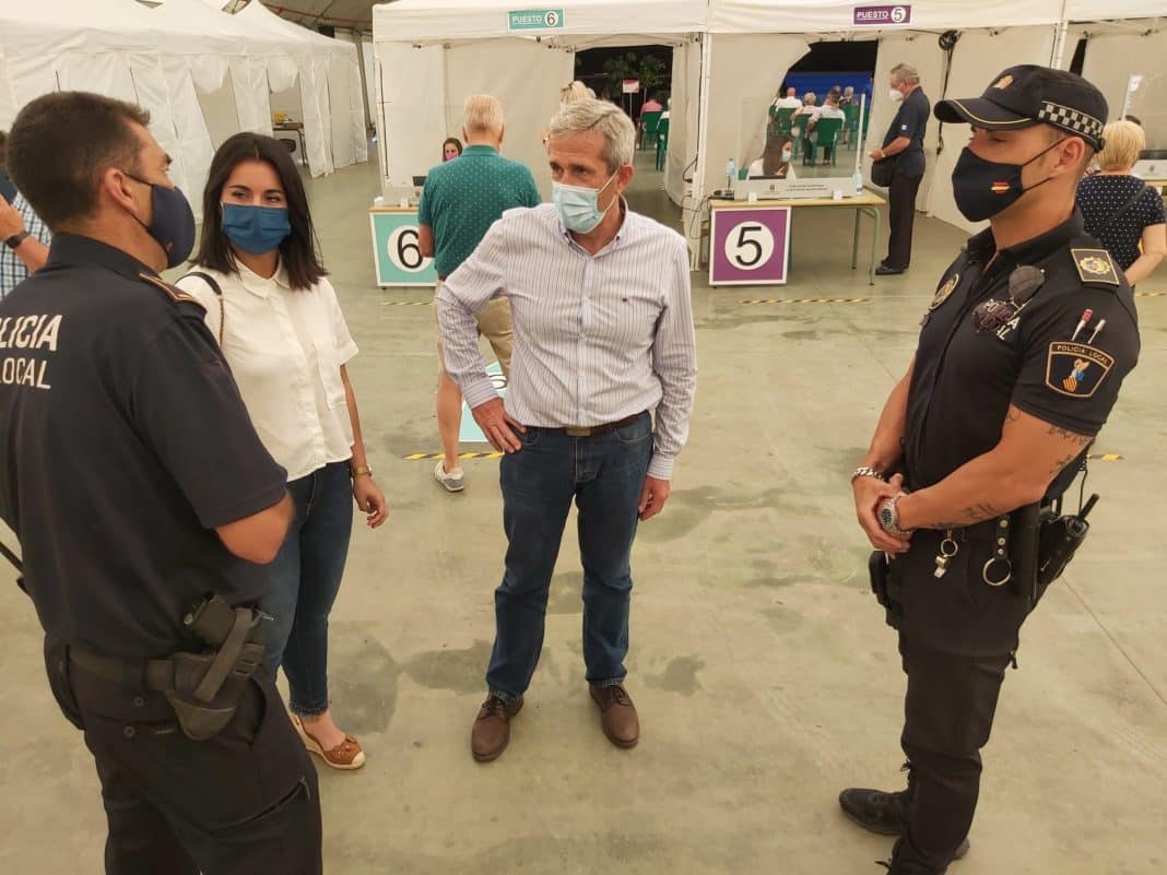 The mayor visiting the " Vacunódromo" now set up in Pilar de la Horadada