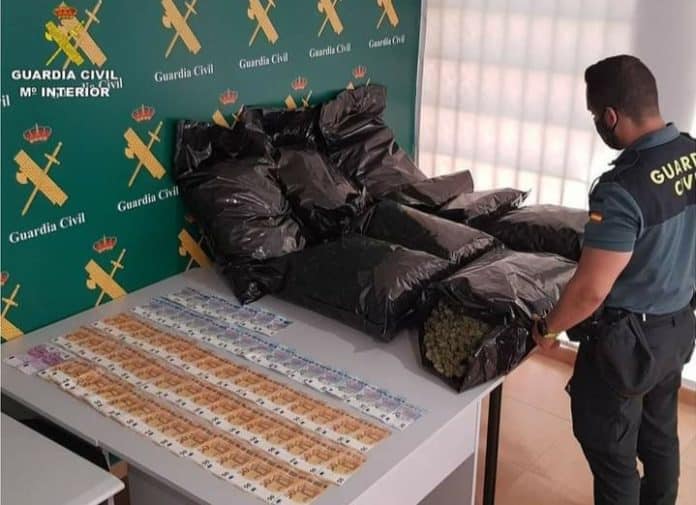 Marijuana and €2,835 found in car by Torrevieja Civil Guard Alicante