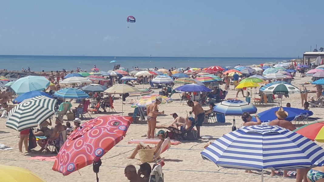 Torrevieja beaches full at Los Locos. Photo: Andrew Atkinson.