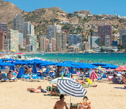 L'Espagne annonce un changement majeur de règles pour les vacanciers non vaccinés Le meurtre a eu lieu dans un appartement en duplex à Rincón de Loix, un quartier de Benidorm connu pour sa grande communauté britannique.