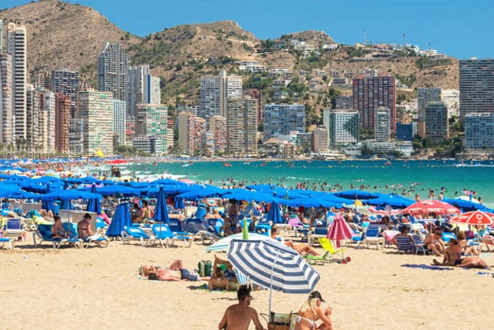 De moord vond plaats in een duplexappartement in Rincón de Loix, een wijk in Benidorm die bekend staat om zijn grote Britse gemeenschap.