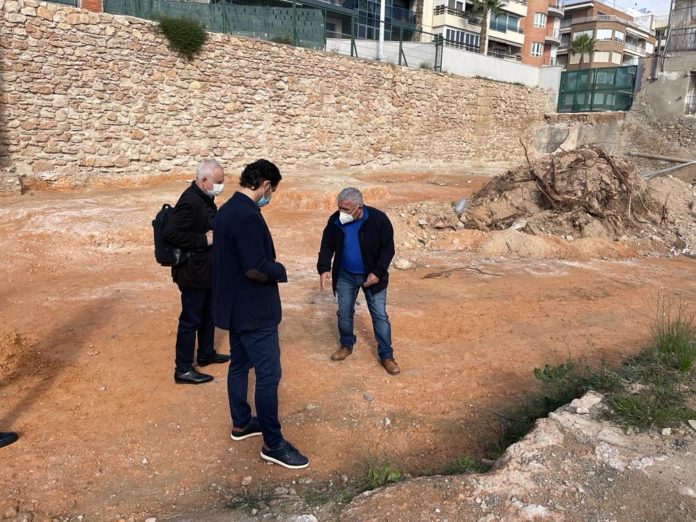 Torrevieja Mayor visits archaeological work in Eras de la Sal