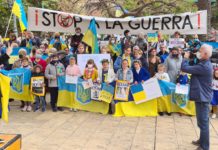Tysiące osób demonstrowało w Torrevieja przeciwko rosyjskiej inwazji na Ukrainę Demonstracja w Torrevieja przeciwko agresji Putina