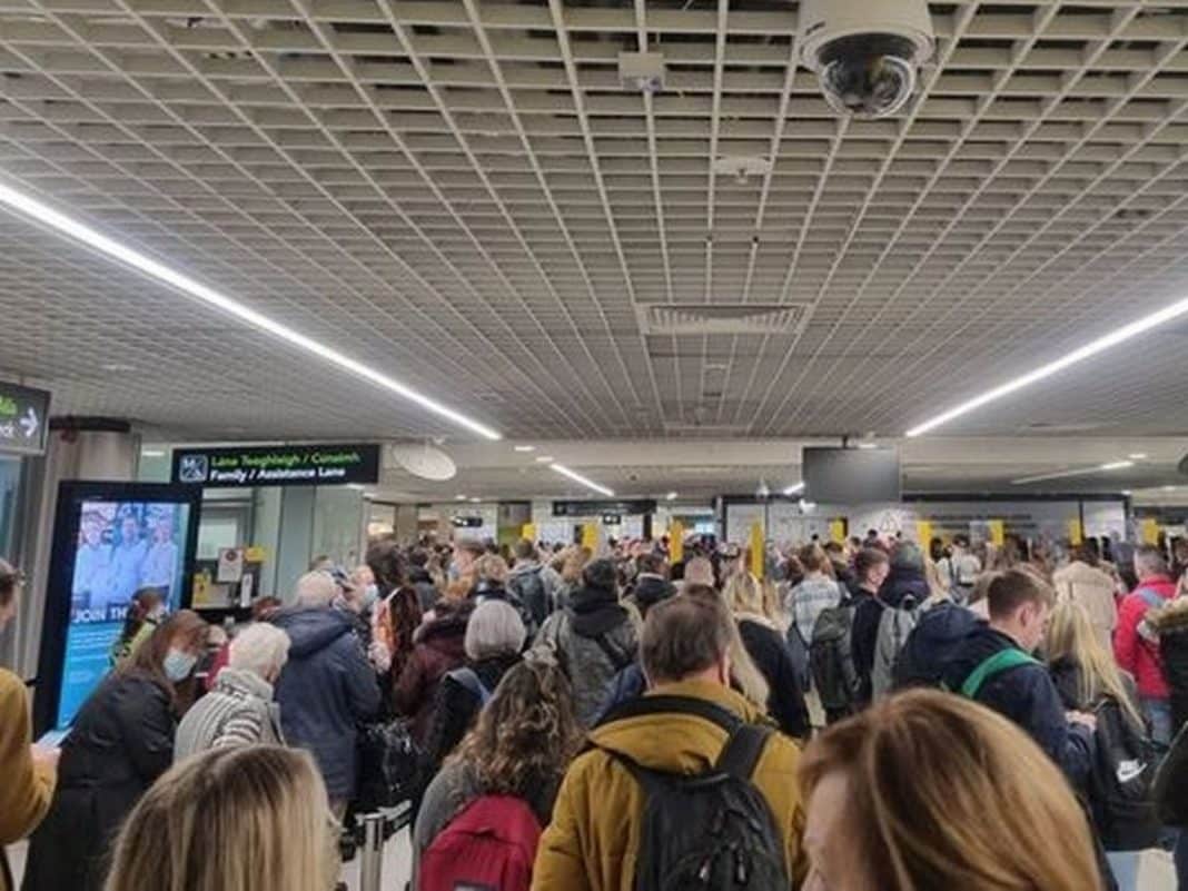 Long queues at Manchester Airport. Photo: Twitter.