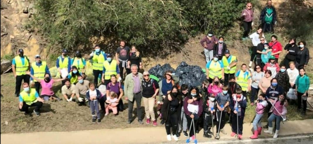 Volunteers clean up Río Seco de Pinar de Campoverde.