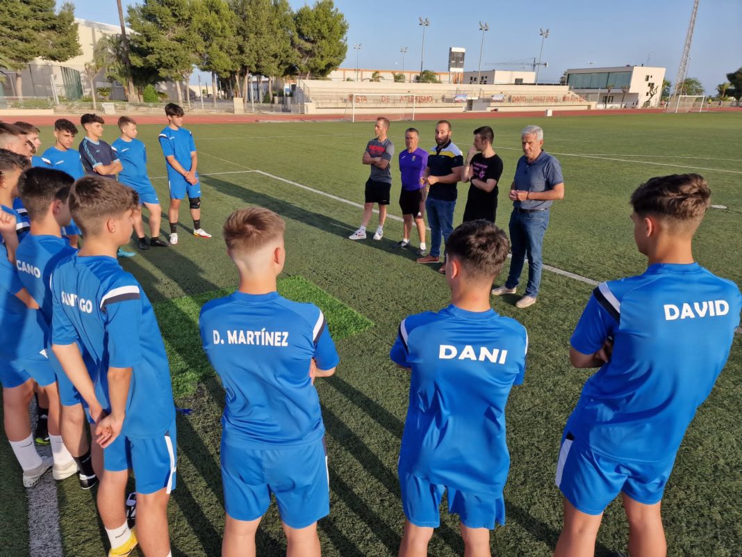 Mayor drops in on Pilar’s  Infantil and Cadete football teams