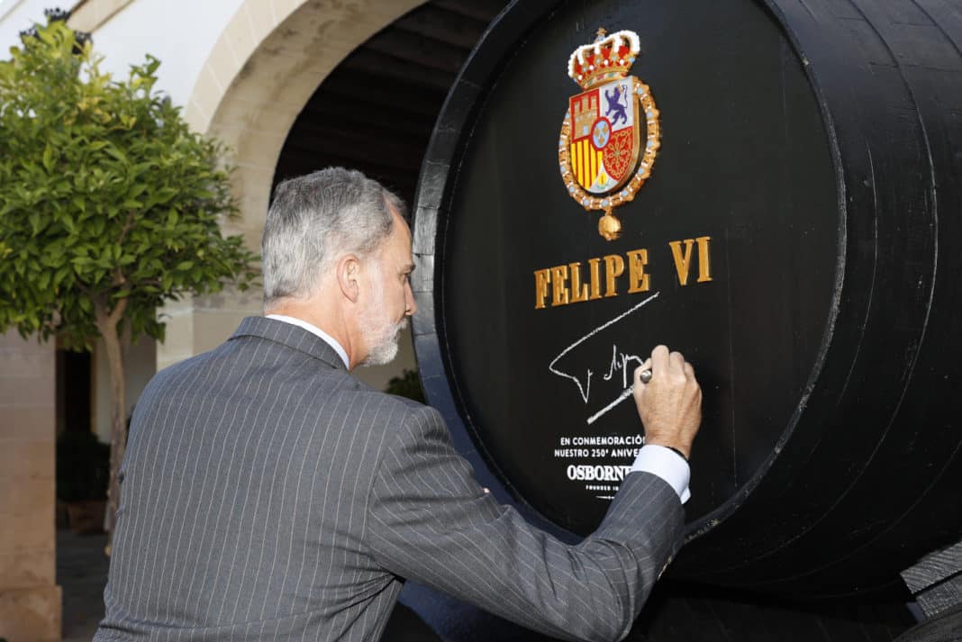 His Majesty the King signs on a 250th anniversary Osborne commemorative wine cask