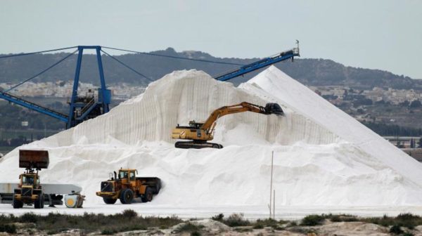 Activity at Torrevieja's Poniente dock has ramped up as winter storms drive demand for road de-icing in January.