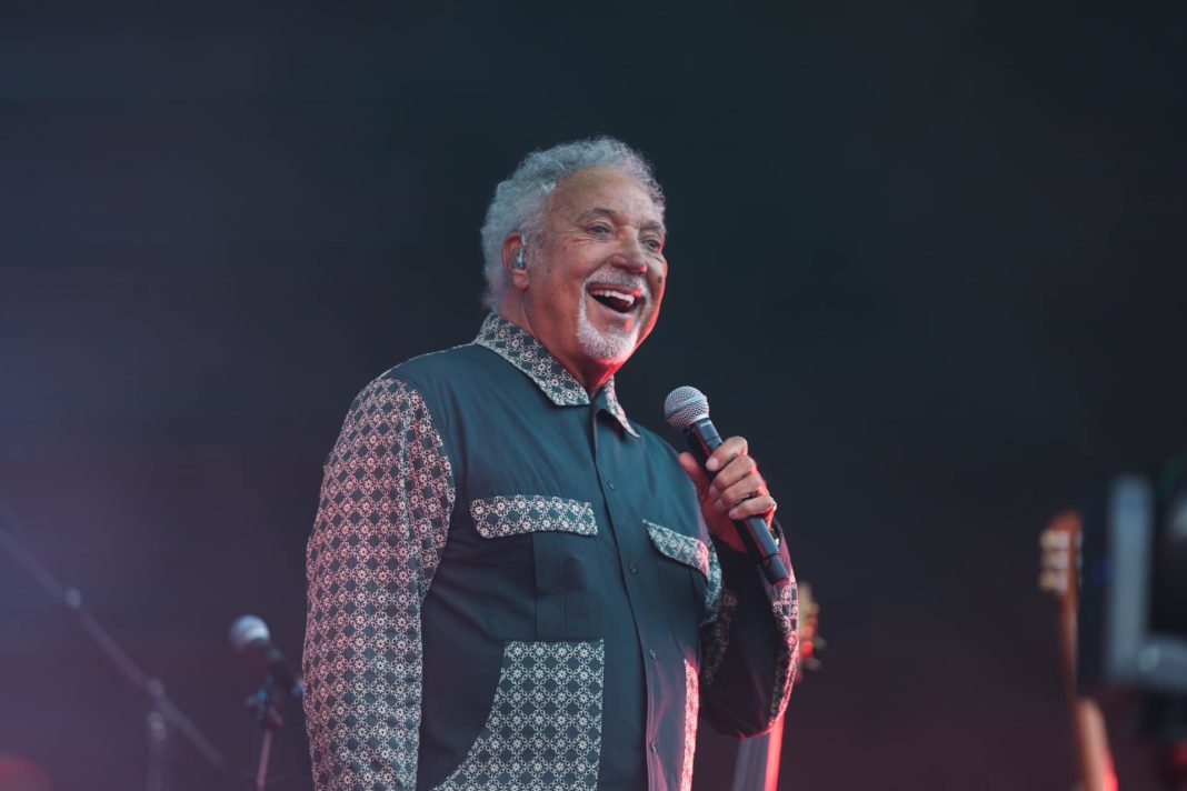 Tom Jones, 'El tigre de Gales', defies the passage of time in Alicante